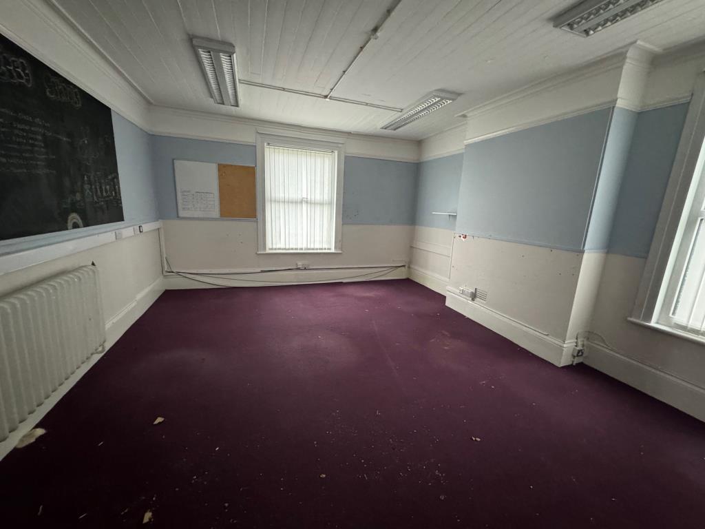 Lot: 91 - SUBSTANTIAL BUILDING WITH ATTACHED SPORTS HALL AND PARKING WITH POTENTIAL - Internal - Room 1